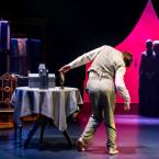 Foto Rakvere Teatri lavastusest "Elevantmees", fotograaf Kalev Lilleorg 