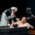 Foto Rakvere Teatri lavastusest "Elevantmees", fotograaf Kalev Lilleorg 