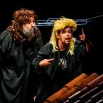 Foto Rakvere Teatri lavastusest "Väikevend ja Karlsson katuselt", fotograaf Kalev Lilleorg