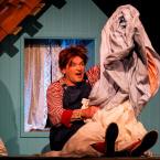 Foto Rakvere Teatri lavastusest "Väikevend ja Karlsson katuselt", fotograaf Kalev Lilleorg