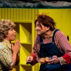 Foto Rakvere Teatri lavastusest "Väikevend ja Karlsson katuselt", fotograaf Kalev Lilleorg