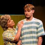 Foto Rakvere Teatri lavastusest "Väikevend ja Karlsson katuselt", fotograaf Kalev Lilleorg