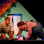 Foto Rakvere Teatri lavastusest "Väikevend ja Karlsson katuselt", fotograaf Kalev Lilleorg