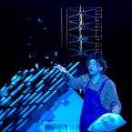 Foto Rakvere Teatri lavastusest "Väikevend ja Karlsson katuselt", fotograaf Kalev Lilleorg