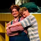 Foto Rakvere Teatri lavastusest "Väikevend ja Karlsson katuselt", fotograaf Kalev Lilleorg
