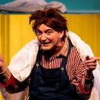 Foto Rakvere Teatri lavastusest "Väikevend ja Karlsson katuselt", fotograaf Kalev Lilleorg