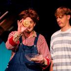 Foto Rakvere Teatri lavastusest "Väikevend ja Karlsson katuselt", fotograaf Kalev Lilleorg