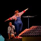 Foto Rakvere Teatri lavastusest "Väikevend ja Karlsson katuselt", fotograaf Kalev Lilleorg